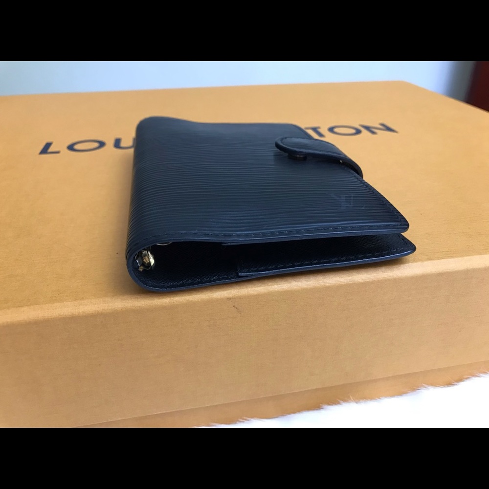 Louis Vuitton - Picture 7 of 17